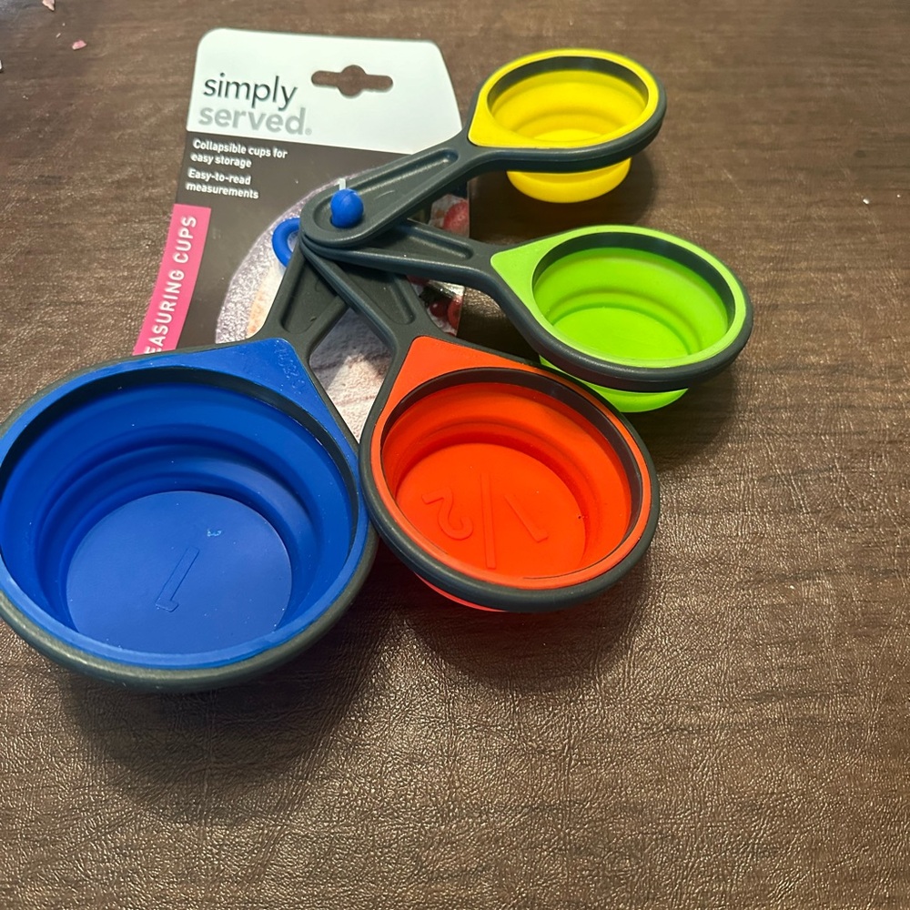 NWT simply Served 4 pc silicone measuring cups